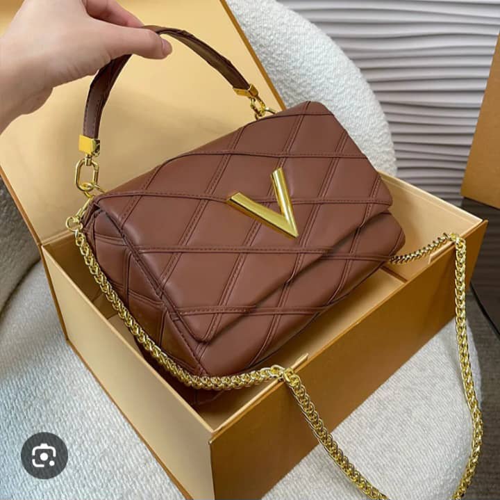 Sac bandoulière marron matelassé fermoir doré